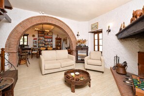 Family House, 2 Bedrooms, 2 Bathrooms, Mountainside (Il Fortino) | Interior