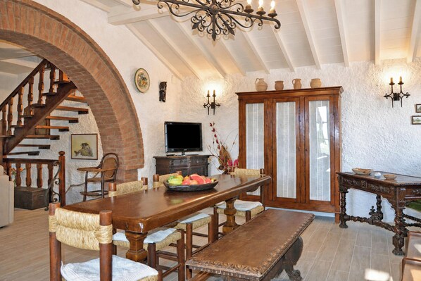 Family House, 2 Bedrooms, 2 Bathrooms, Mountainside (Il Fortino) | Dining