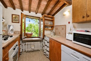 Family House, 2 Bedrooms, 2 Bathrooms, Mountainside (Il Fortino) | Private kitchen | Coffee/tea maker, microwave, oven, stovetop - Il Fortino (Monteriggioni)