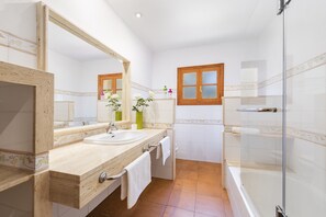 Badewanne, Haartrockner, Handtücher