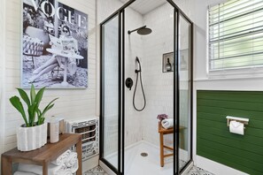 Shower, hair dryer, towels, soap - Comfortable Downtown Pensacola Stay • Pet Friendly Yard • Fire Pit • Game Room (Pensacola)
