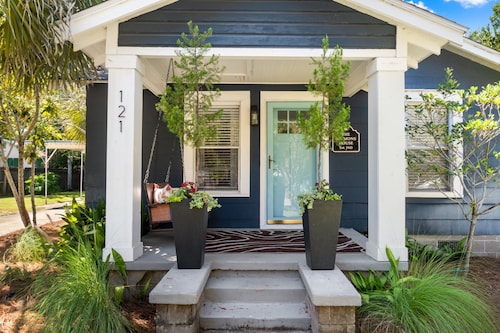 Comfortable Downtown Pensacola Stay • Pet Friendly Yard • Fire Pit • Game Room