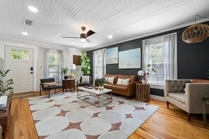 Téléviseur connecté, table de ping-pong, livres, chaîne audio