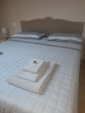 2 Schlafzimmer, Schreibtisch, Bügeleisen/Bügelbrett, kostenloses WLAN