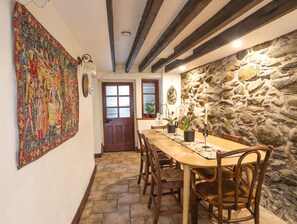 Cottage | Private kitchen | Dishwasher, cookware/dishes/utensils - Bodhyfryd (Penmaenmawr)