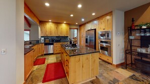Fridge, microwave, oven, stovetop - Family Oasis with Access to The Cove (Sunriver)