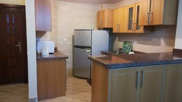 Frigorífico, microondas, placa de cocina y hervidor eléctrico