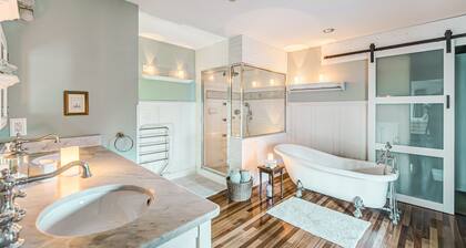Huge Secluded Lakeside Super Private Gorgeous Retreat