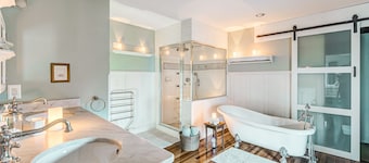 Huge Secluded Lakeside Super Private Gorgeous Retreat