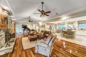 Smart-tv, eldstad, kontor och printers