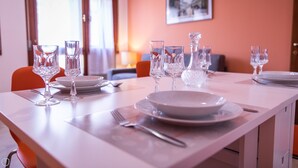 Una tavola imbandita con diversi bicchieri da vino, piatti e posate.