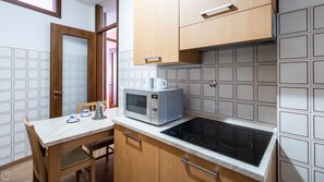 Kühlschrank, Mikrowelle, Herdplatte, Toaster