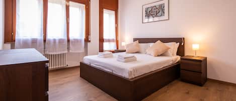 1 室のベッドルーム、アイロン / アイロン台、WiFi (無料)、ベッドシーツ