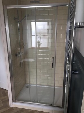 Double Room, 1 Katil Kelamin (Double), Non Smoking, Ensuite | Bilik Mandi | Pancuran mandi, kelengkapan dandanan diri percuma, pengering rambut 