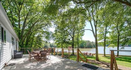 Castaway Cove—5Bed Lakeside Retreat—Hot Tub—Fire Pit—Boat Rental!