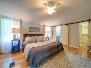 5 chambres, bureau, fer et planche à repasser, lit parapluie