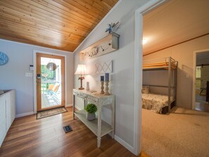 5 makuuhuonetta, työpöytä, silitysrauta/-lauta, vauvan matkasänky