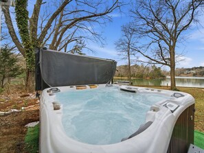 Outdoor spa tub - Castaway Cove—5-Bed Lakeside Retreat—Hot Tub—Fire Pit! (Charlotte)
