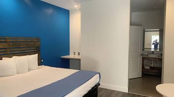 Room, 1 King Bed, Non Smoking | Blackout curtains, WiFi, bed sheets