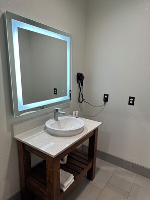 Room, 1 King Bed, Non Smoking | Bathroom | Shower, towels - Signature Inn North Houston District (Houston)