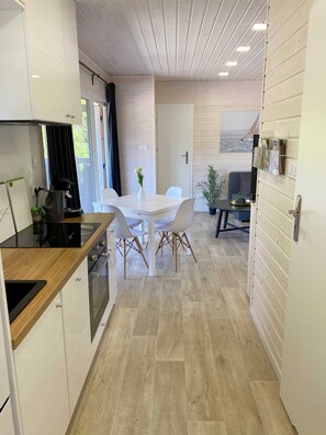 Fridge, microwave, oven, stovetop - Wassermann vacation home with box-spring beds and large terrace (Wunstorf)