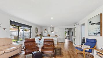 TV, fireplace, table tennis, books