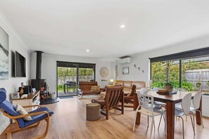 TV, fireplace - The Summer House ~ 2 blocks to Beach (Apollo Bay)