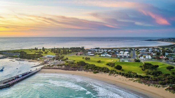 An aerial view of a coastal town with a pier, beachfront, and residential areas. - Orana - Free Wi-Fi 2 blocks to Beach (Apollo Bay)