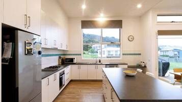 Geladeira, micro-ondas, fogão, cooktop