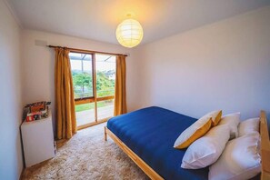3 slaapkamers, een strijkplank/strijkijzer, gratis wifi, beddengoed
