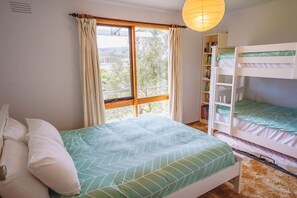 3 bedrooms, desk, iron/ironing board, free WiFi