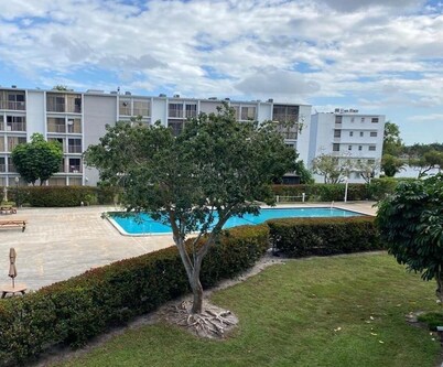 Light & Airy 2-Bedroom Lakeview Condo with Pool