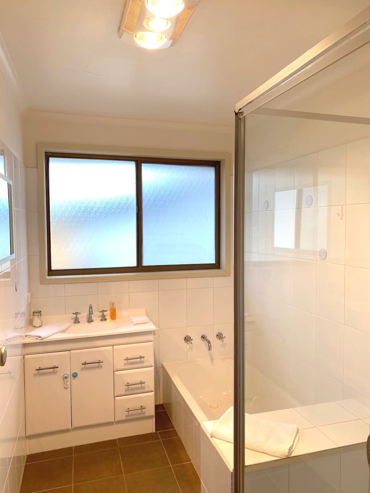 Shower, hair dryer, towels, shampoo