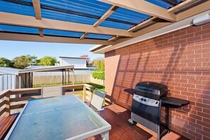 Outdoor dining - Intrigue FREE WI-FI l Family Home (Apollo Bay)