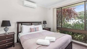 3 bedrooms, desk, iron/ironing board, free WiFi