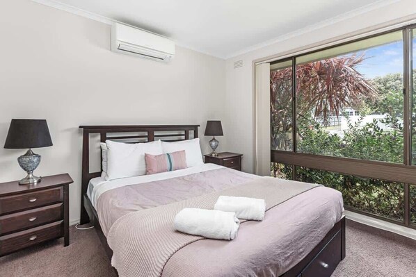 3 bedrooms, desk, iron/ironing board, free WiFi