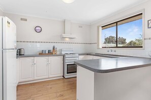 Fridge, microwave, oven, stovetop - Intrigue FREE WI-FI l Family Home (Apollo Bay)