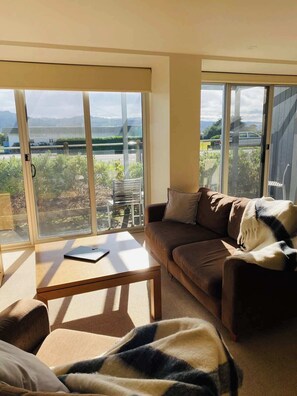 TV, video games - Apollo Ocean Apartment - 2 Bedroom Free Wi-Fi (Apollo Bay)