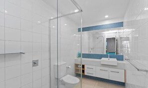 Shower, hair dryer, shampoo - Apollo Ocean Apartment - 2 Bedroom Free Wi-Fi (Apollo Bay)