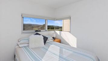 2 chambres, bureau, fer et planche Ă repasser, lit parapluie