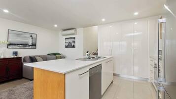 Fridge, microwave, stovetop, dishwasher