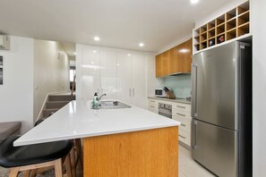 Réfrigérateur, micro-ondes, plaque de cuisson, lave-vaisselle
