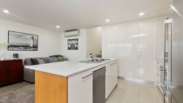 Fridge, microwave, stovetop, dishwasher