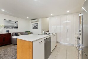 Fridge, microwave, stovetop, dishwasher