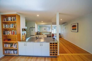 Fridge, microwave, oven, stovetop - 150 Steps to Beach with EV Charging (Apollo Bay)