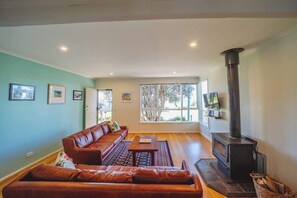 Smart TV, fireplace - 150  Steps to Beach with EV Charging (Apollo Bay)