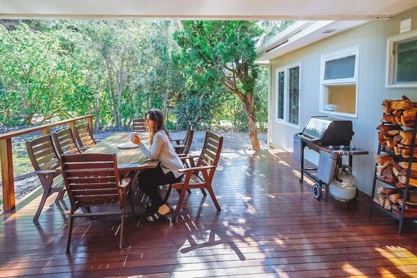 Outdoor dining - 150 Steps to Beach with EV Charging (Apollo Bay)