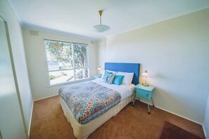 3 bedrooms, iron/ironing board, free WiFi, bed sheets - 150  Steps to Beach with EV Charging (Apollo Bay)
