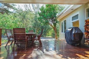 Outdoor dining - 150  Steps to Beach with EV Charging (Apollo Bay)