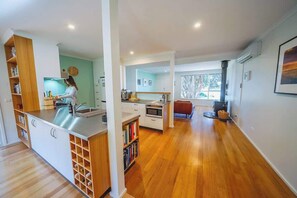 Fridge, microwave, oven, stovetop - 150  Steps to Beach with EV Charging (Apollo Bay)